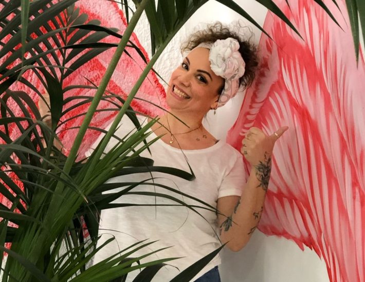 #ΠρότζεκτΓειτονιές: Η Ρεβέκκα Γιαννοπούλου μετατρέπει σημάδια πολέμου σε σύμβολα ειρήνης