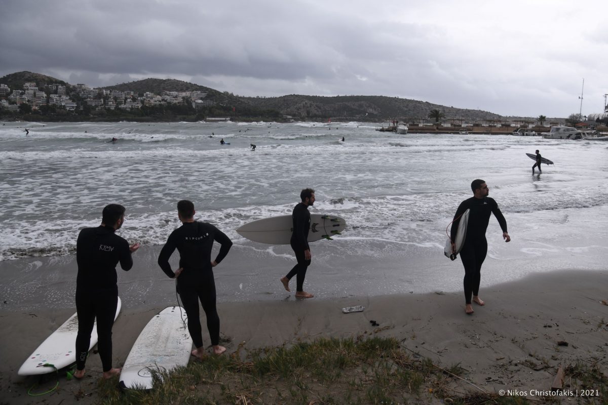 Για σερφ στη χειμωνιάτικη Βουλιαγμένη [ΕΙΚΟΝΕΣ]