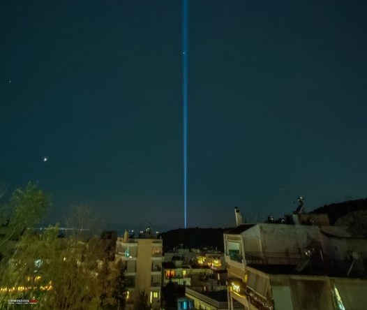 Η φωτεινή δέσμη που βλέπουμε τις τελευταίες μέρες στον ουρανό των νοτίων προαστίων