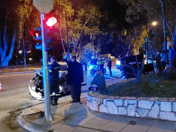 Βουλιαγμένη: Σοβαρό τροχαίο ατύχημα με τρία οχήματα και δύο τραυματίες