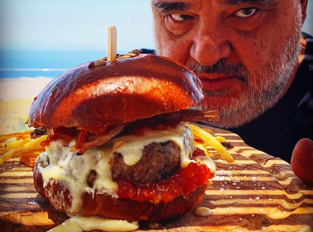 Fat Cat: Η καντίνα με τα επικά burgers του Ηλία Σκουλά στο The Ellinikon Experience Park