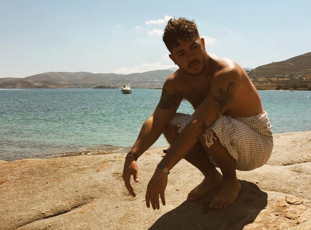 Ο Μιχαήλ Βαρθακούρης παρουσιάζει την πρώτη φωτογραφική του έκθεση στη Γλυφάδα