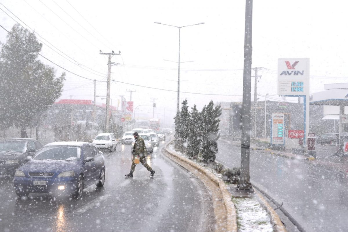 Χιόνια στα νότια προάστια: Το έστρωσε ακόμη και στη Βάρκιζα- Προβλήματα στους δρόμους