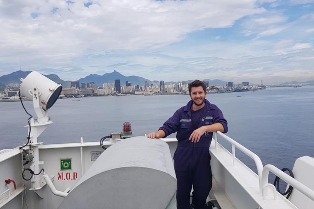 Ο Δημήτρης Μπίμπος είπε «Μάνα, θα πάω στα καράβια» και μας μιλά για τη ζωή στο εμπορικό ναυτικό