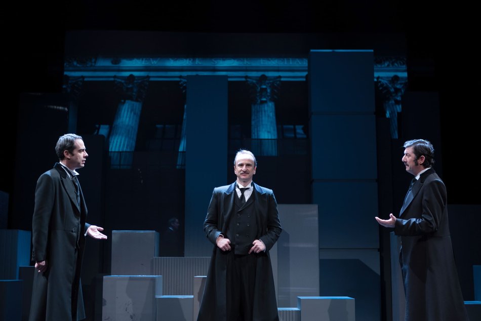 Η «Τριλογία των Λήμαν Μπράδερς» που επιστρέφει ανανεωμένη στο Θέατρο του Νέου Κόσμου