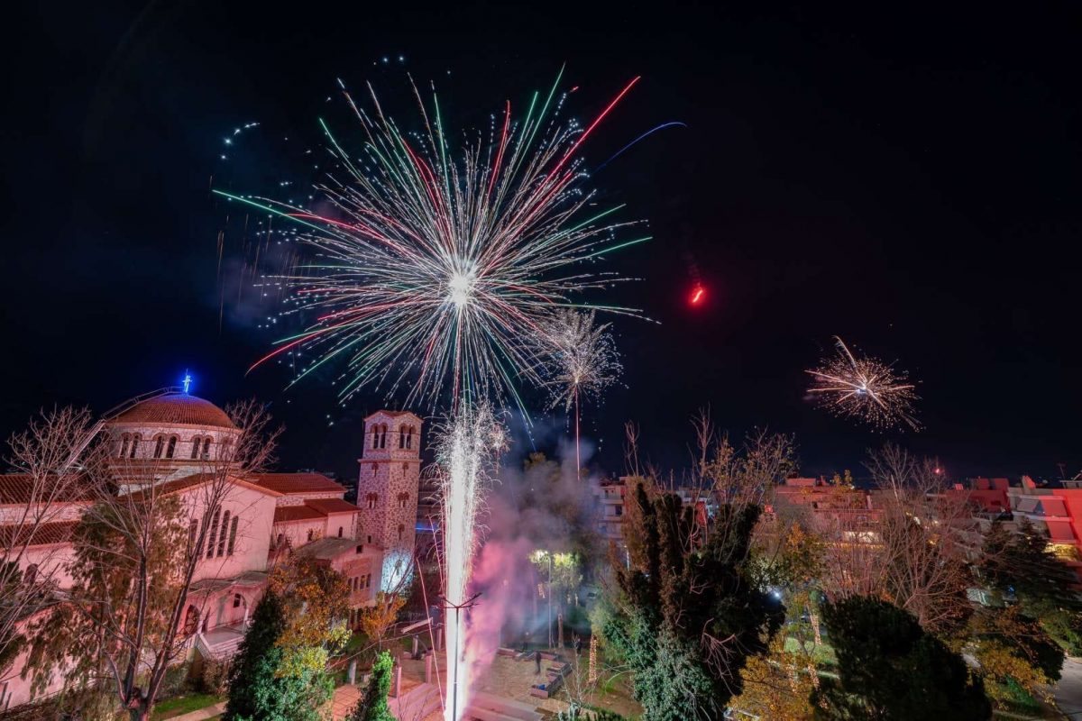 Γλυφάδα: Γέμισε χρώματα ο ουρανός για την υποδοχή του 2022