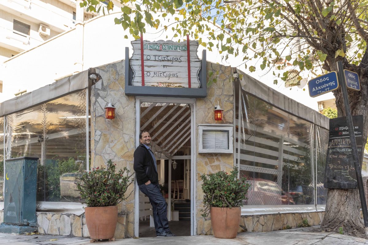 #ΠρότζεκτΓειτονιές: Η ταβέρνα «Ο Τζίτζιρας & ο Μίτζιρας» έχει την πιο διάσημη αυλή στο Φάληρο