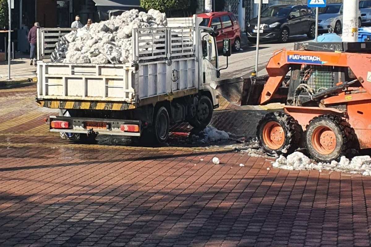 Άλιμος: Με φορτηγά απομακρύνονται τα “βουνά” από χιόνι