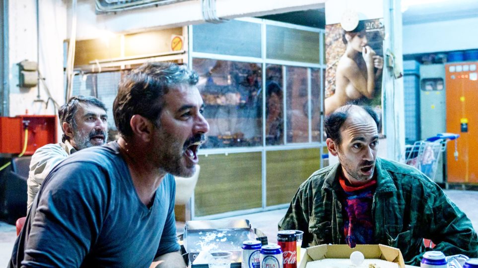 Ο Βασίλης Μπισμπίκης και η παράστασή του «Άνθρωποι και Ποντίκια» online