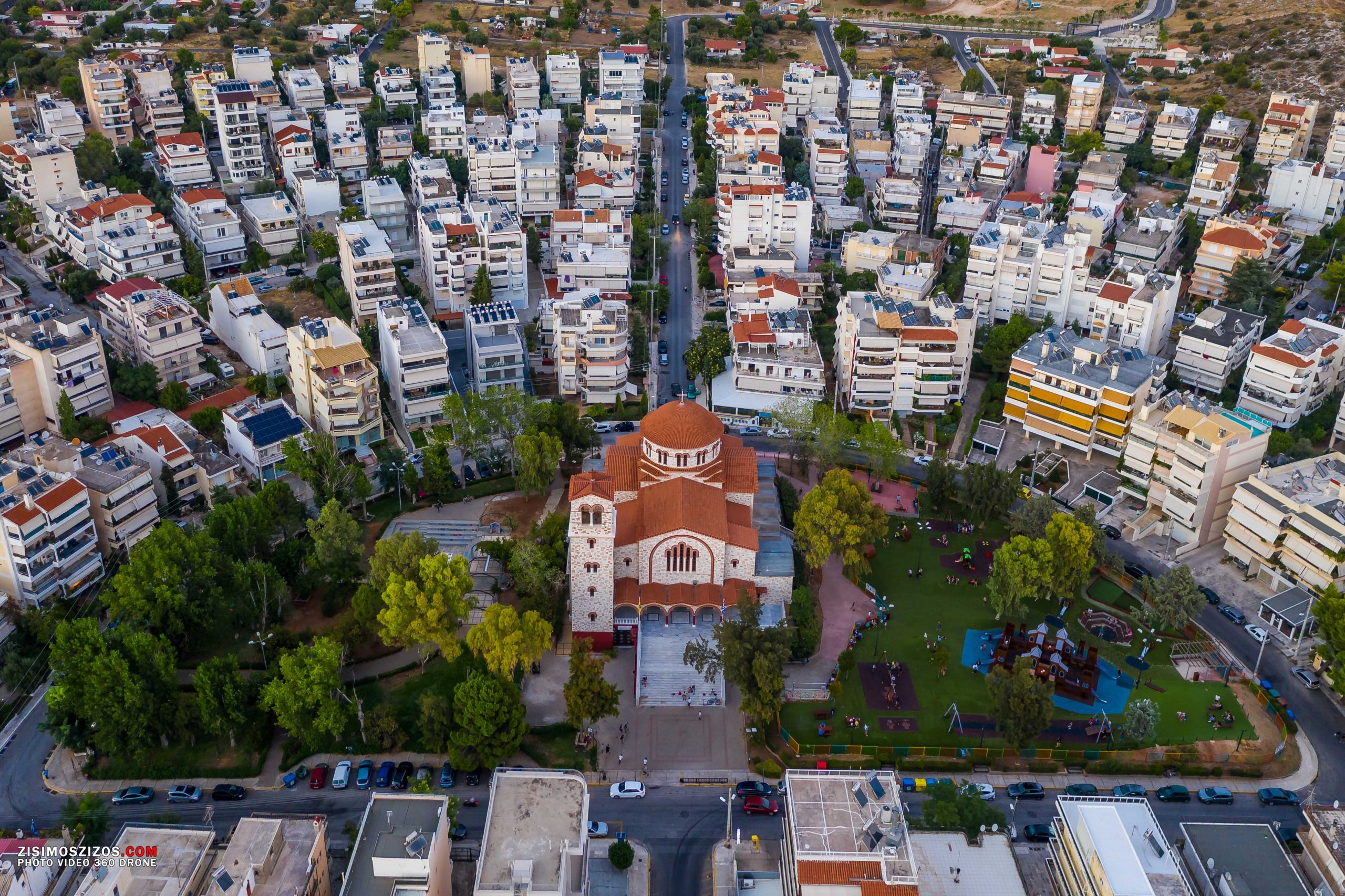 Η πλατεία Καραϊσκάκη και ο Ιερός Ναός Εισοδίων της Θεοτόκου από ψηλά. 