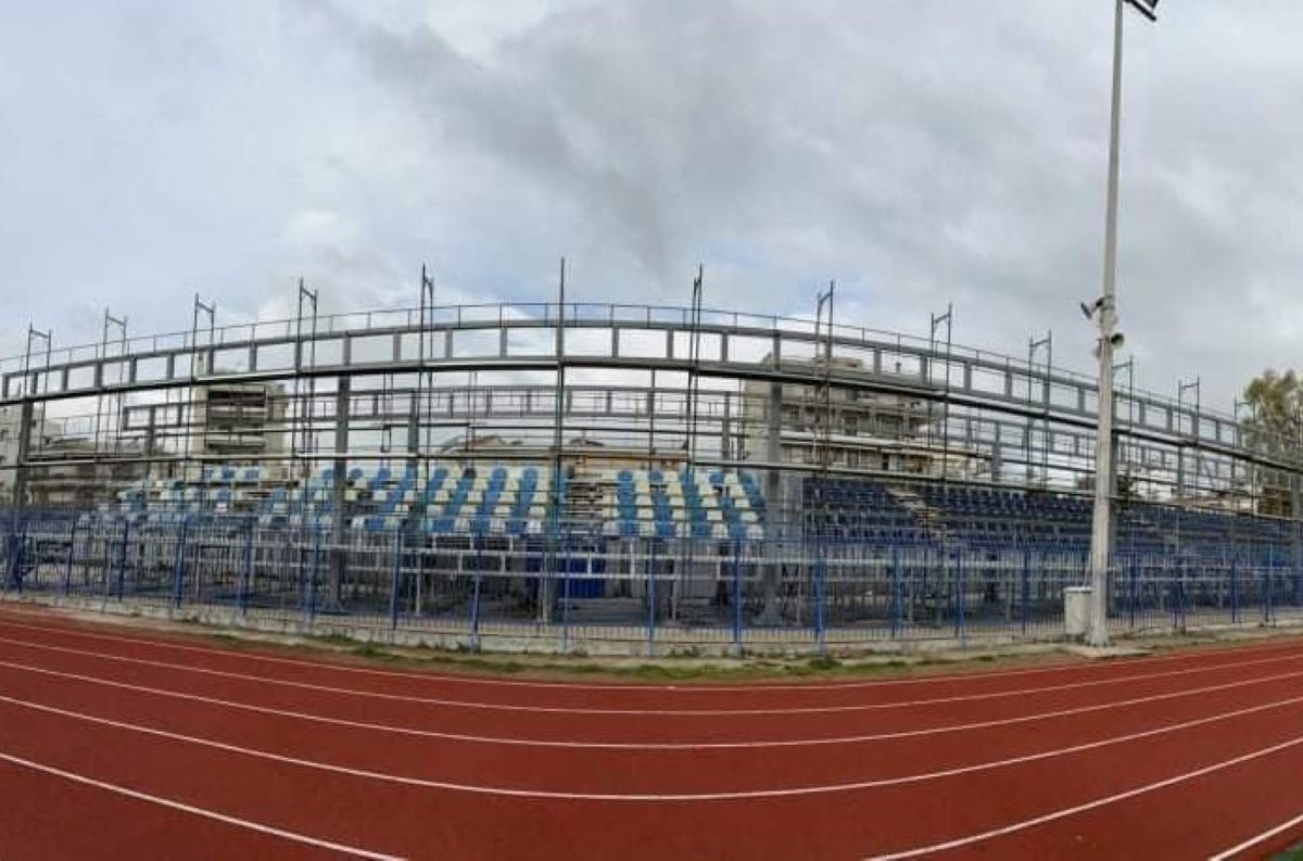 Στέγαστρο για τις κερκίδες στο γήπεδο Τραχώνων