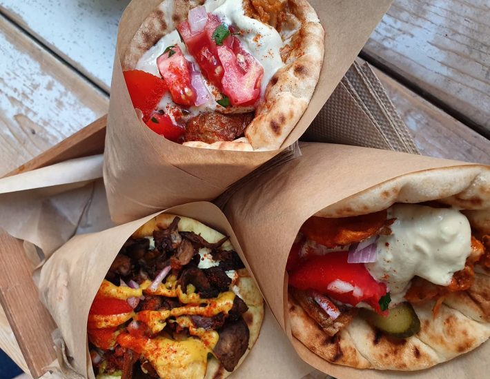 Στο Cookoomela Grill υμνούν το φρέσκο μανιτάρι που τυλίγεται σε ένα πληθωρικό vegan σουβλάκι