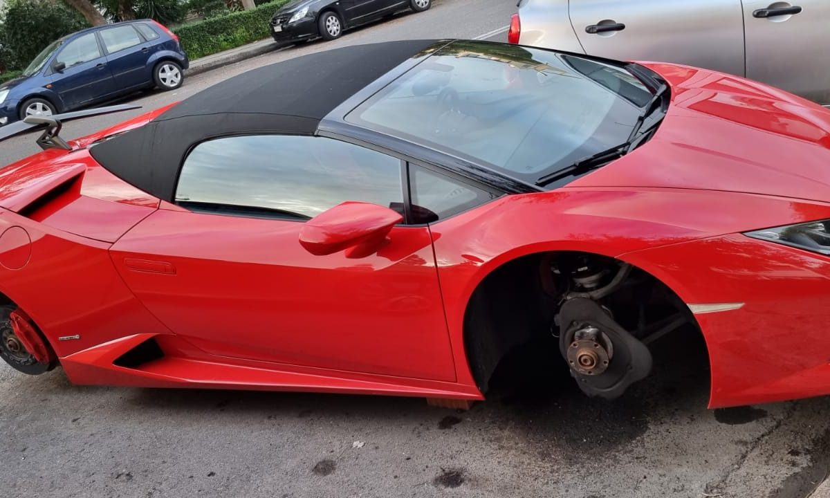 Γλυφάδα: Ξήλωσαν τα ζαντολάστιχα από Lamborghini Λιβανέζου επιχειρηματία