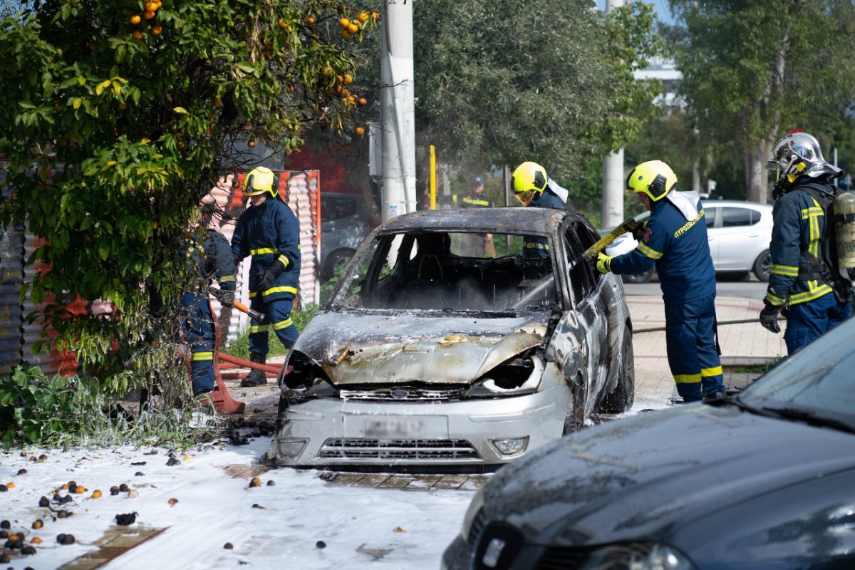 Γλυφάδα: Φωτιά στη Γρηγορίου Λαμπράκη