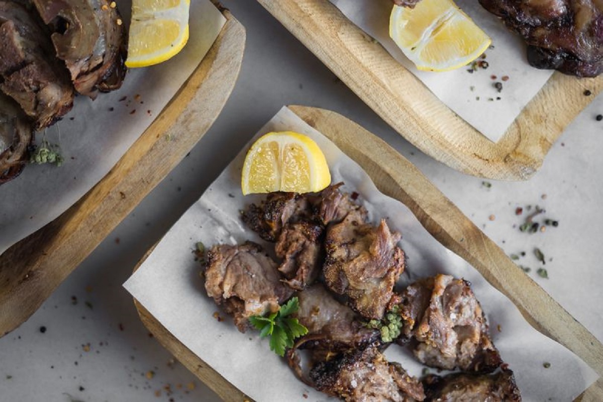 Τσικνοπέμπτη με μερακλίδικους μεζέδες στο Οβελιστήριον το Γνήσιον στη Βούλα