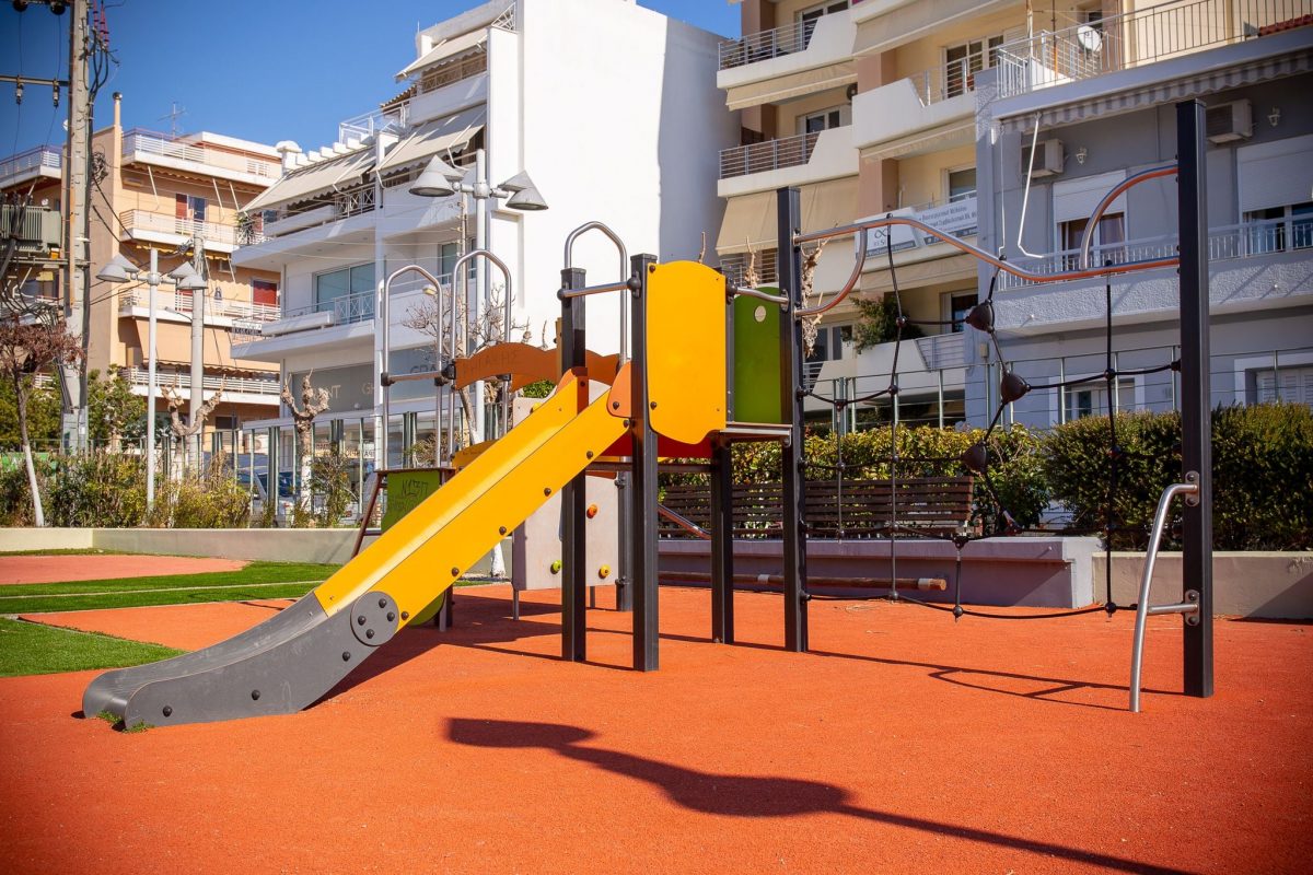 Μια νέα, πολύχρωμη παιδική χαρά στον Άγιο Δημήτριο [ΕΙΚΟΝΕΣ]