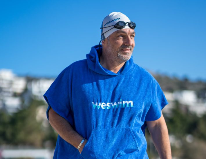 Ο Πέτρος Παρθένης θέλει -και μπορεί- να μας κάνει όλους κολυμβητικούς τουρίστες