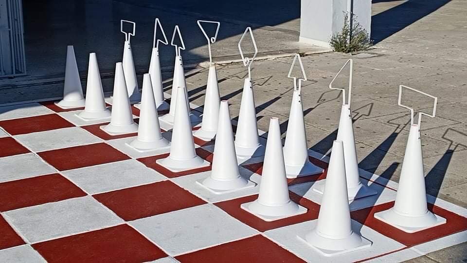 Μια οικολογική, υπαίθρια σκακιέρα στήθηκε στο 2ο Λύκειο Αλίμου