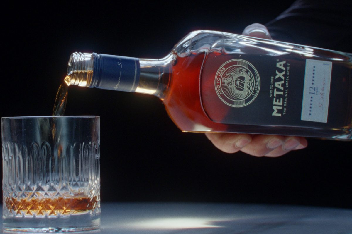 “Taste the Unexpected”: Η νέα καμπάνια του οίκου Μetaxa μας καλεί να απολαύσουμε το ποτό μας με το ηλιοβασίλεμα