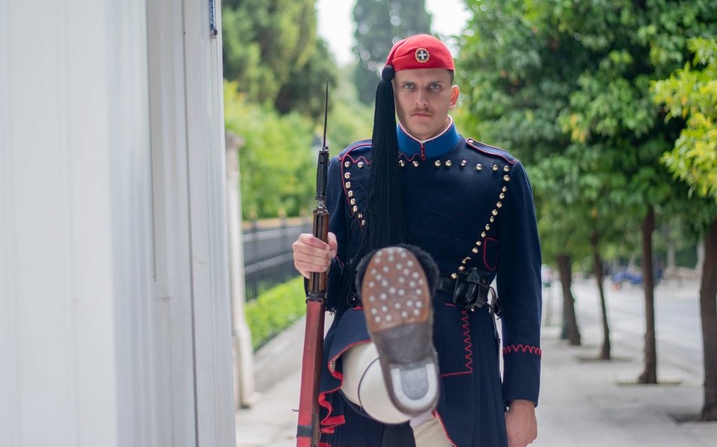 Όσα έζησα ως Εύζωνας στην Προεδρική Φρουρά