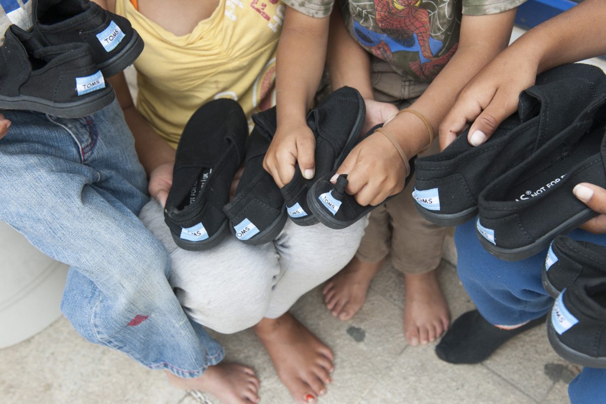 Το «Μαζί για το Παιδί» δίνει καινούρια ζευγάρια παπούτσια σε παιδιά που τα έχουν ανάγκη