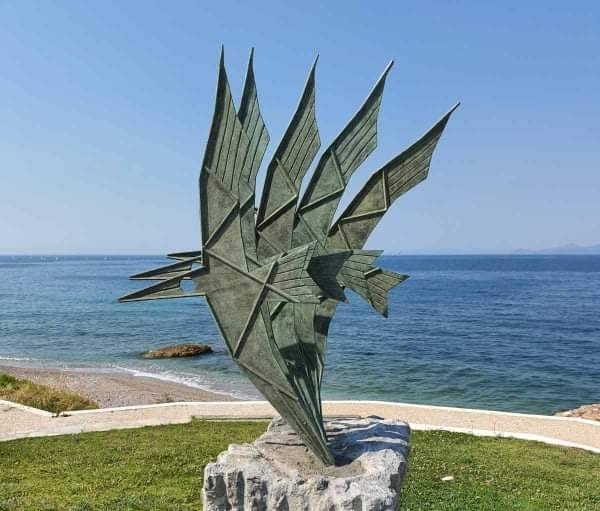 Παλαιό Φάληρο: Κατέστρεψαν τους “Γλάρους” στον παραλιακό πεζόδρομο