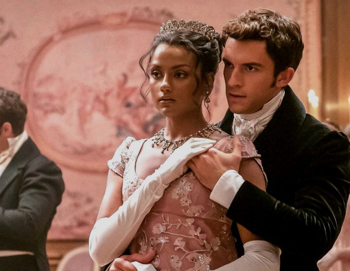 Bridgerton: Εμάς, τελικά, γιατί μας άρεσε τόσο πολύ η δεύτερη σεζόν;