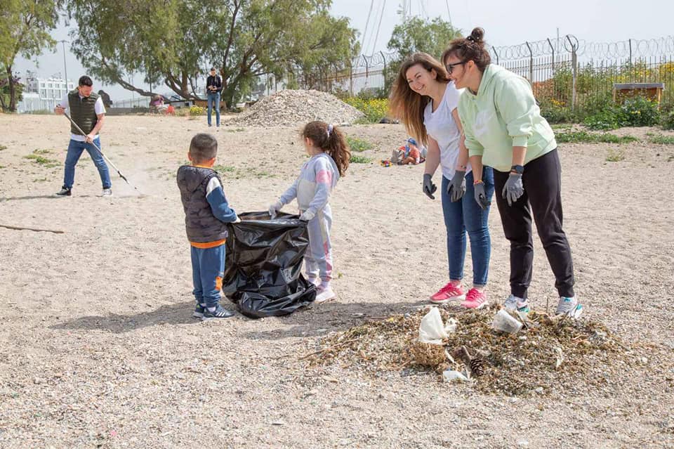 Ουκρανοί καθάρισαν την παραλία του ΣΕΦ ως δείγμα ευγνωμοσύνης