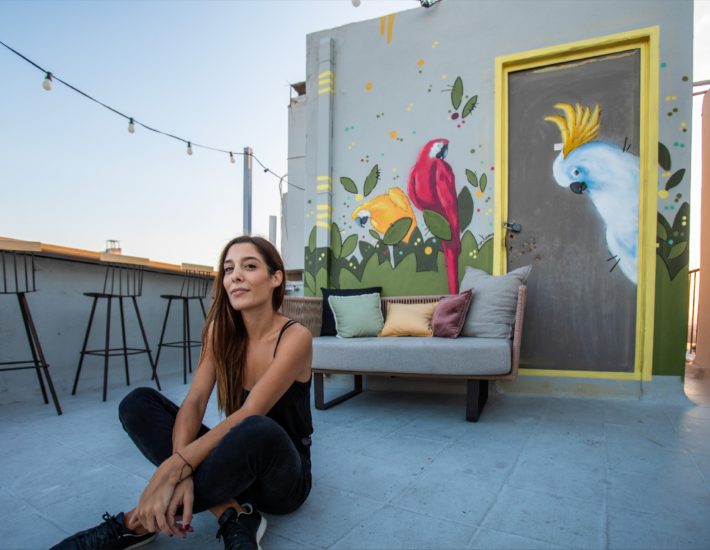 Melina Koan, η Γλυφαδιώτισσα που έχει γεμίσει με χρώμα όλη την Αθήνα