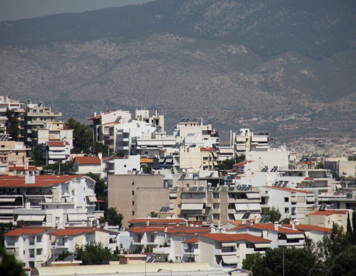 Ψάχνοντας «λογικό» ενοίκιο στην Αθήνα: Πόσο εύκολο είναι να φύγει ένας νέος από το πατρικό του σήμερα;