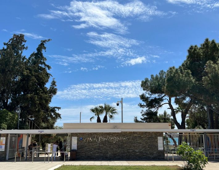 Ακτή Βουλιαγμένης: Δωρεάν, τελικά, η είσοδος για τα ΑμεΑ