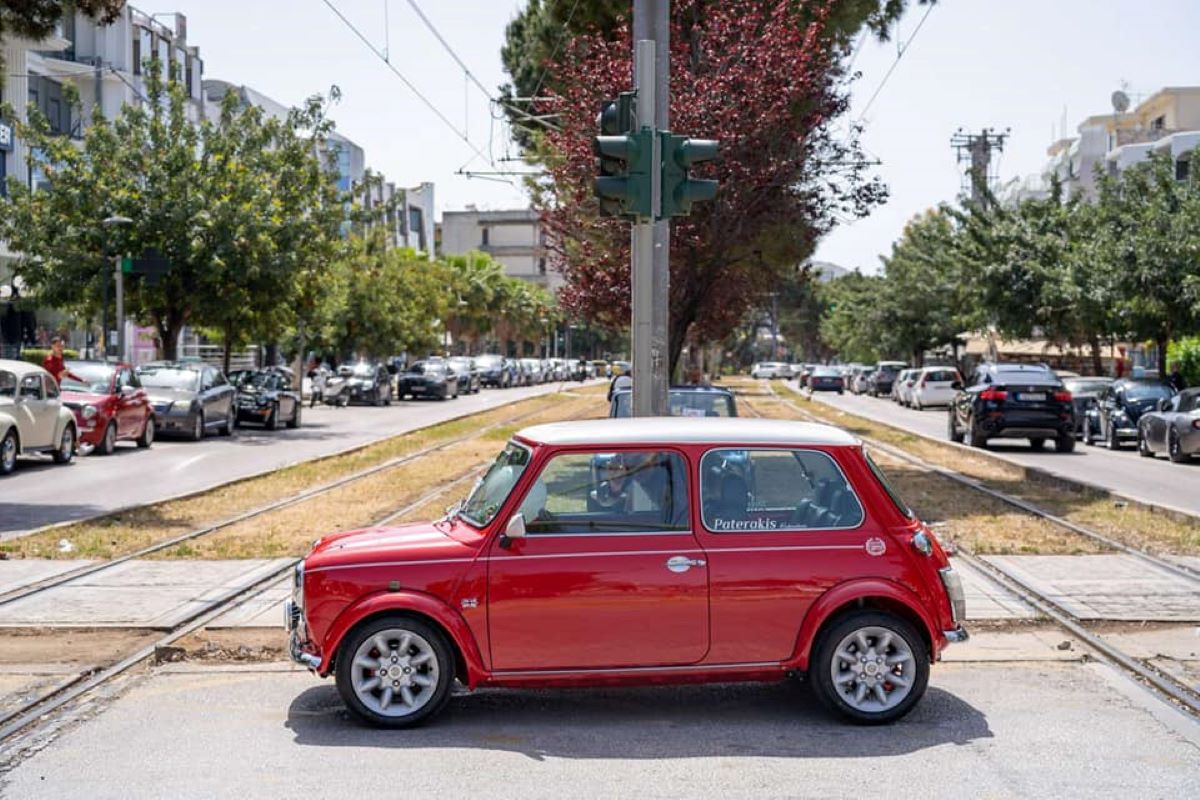 Με πολύ χρώμα και μουσική υποδέχθηκε τον Μάιο η Γλυφάδα στην έκθεση με τα αυτοκίνητα- αντίκες