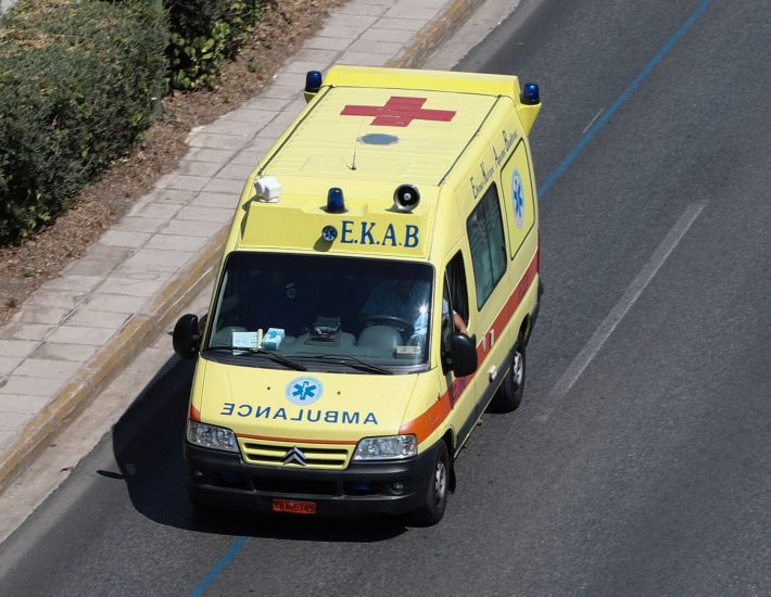 Γλυφάδα: Σε καταστολή η 70χρονη που δέχθηκε επίθεση με πέτρα – Ο άνδρας έχει αποδράσει 18 φορές από ψυχιατρικά ιδρύματα