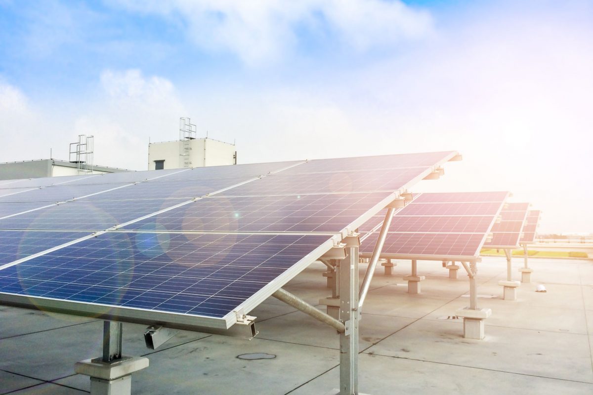 Υποχρεωτικά τα φωτοβολταϊκά στις στέγες, λέει η Ε.Ε.