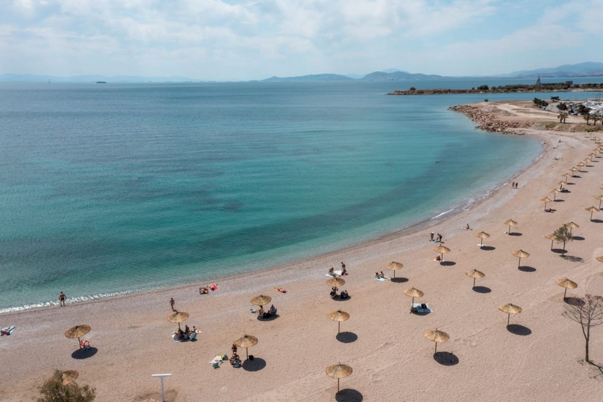 Guardian: Πώς καθάρισαν οι παραλίες της Αθηναϊκής Ριβιέρας