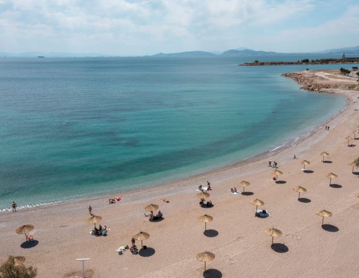 Το ΠΑΚΟΕ, η λίστα με τις ακατάλληλες παραλίες στα νότια και οι μετρήσεις από δήμο Γλυφάδας και Περιφέρεια