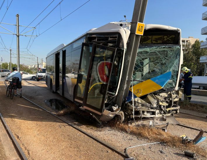 Παραλιακή: Λεωφορείο καρφώθηκε σε κολώνα του τραμ