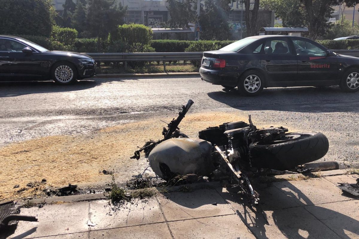 Μοτοσικλέτα πήρε φωτιά στη Λεωφόρο Βουλιαγμένης (ΕΙΚΟΝΕΣ)
