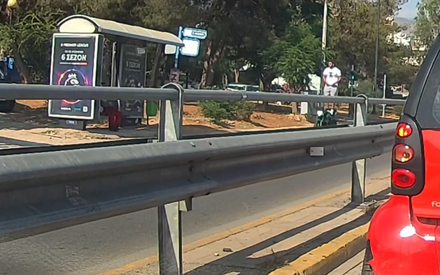 Λεωφόρος Αλίμου: Νεαρός στέκεται όρθιος πάνω στη μηχανή του καθώς διασχίζει τον δρόμο