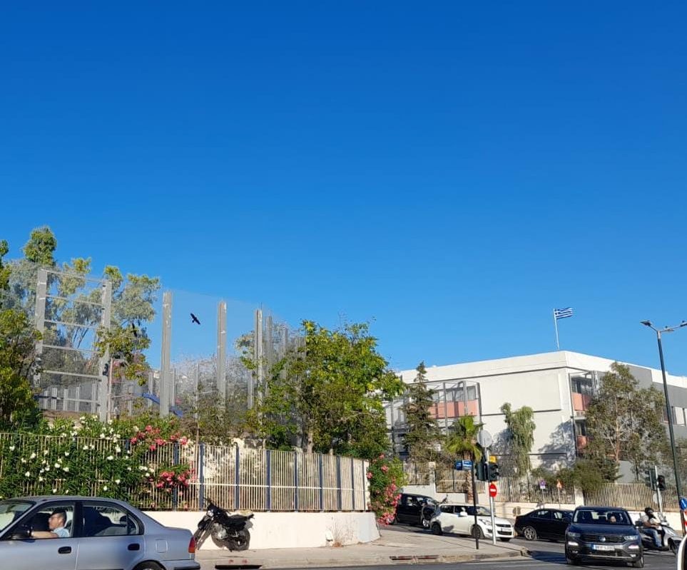 Γλυφάδα: Μαρτυρίες για επαίτη που παρενοχλεί γυναίκες οδηγούς σε φανάρι