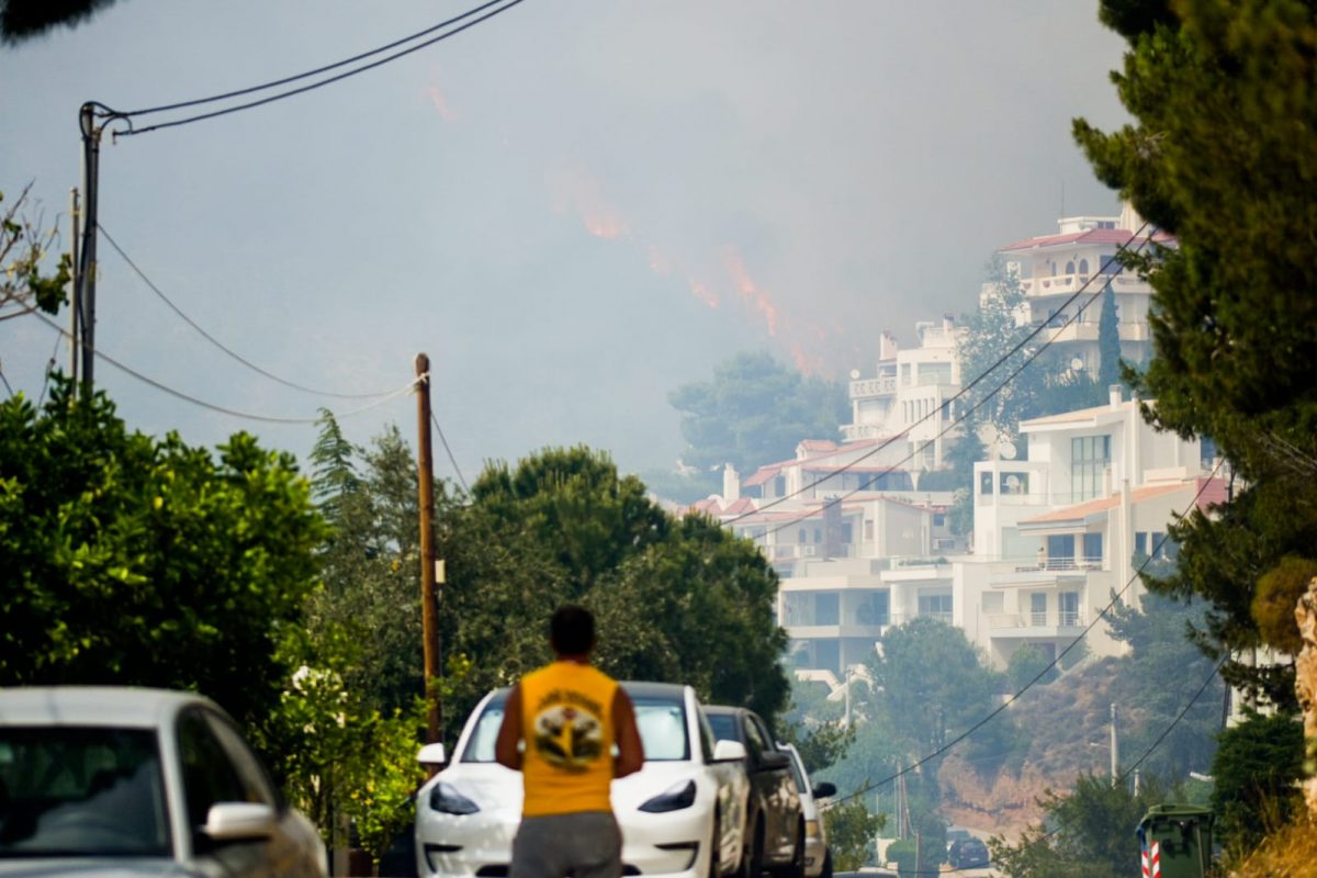 Εκκενώνεται το Πανόραμα Βούλας – Πόρτα με πόρτα η αστυνομία ενημερώνει τους κατοίκους