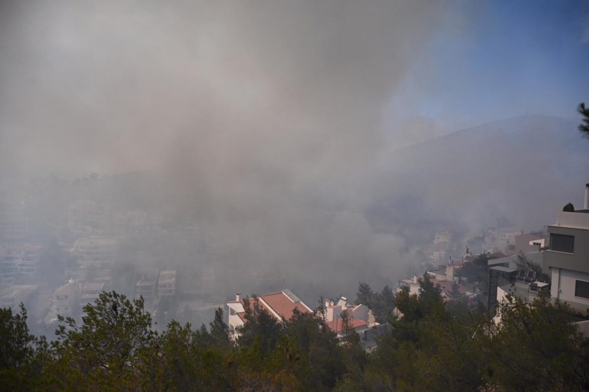 Κωνσταντέλλος για φωτιά σε Γλυφάδα και Βούλα: “Θα έχουμε σοβαρές ζημιές σε σπίτια”
