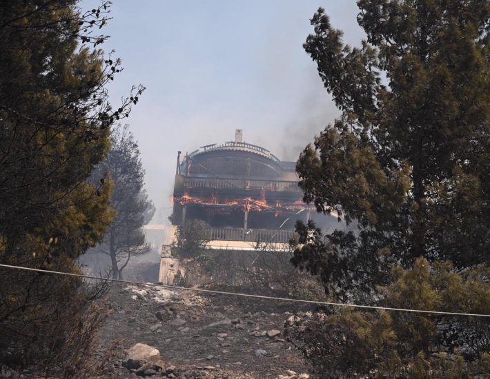 Φωτιά στη Βούλα