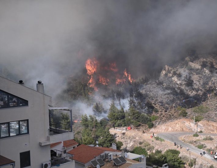 Φωτιά στη Βούλα: Τι απαντά η Πυροσβεστική στις καταγγελίες για ολιγωρία