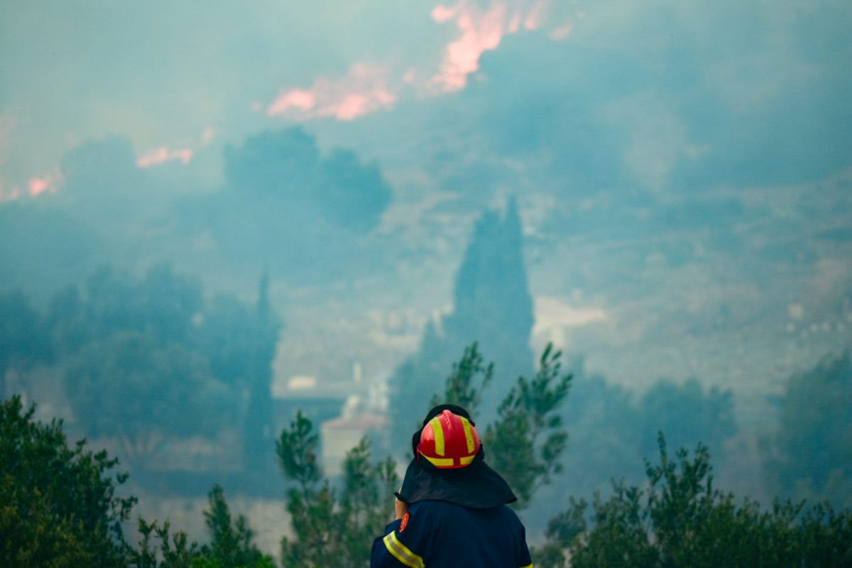 Φωτιά στη Βούλα: Καταγγελία – Δεν κράτησαν στο νοσοκομείο τον Εποχικό Πυροσβέστη που τραυματίστηκε
