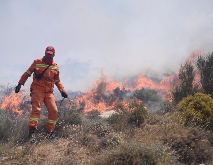 Φωτιά στην Άνω Γλυφάδα: Εικόνες από την κατάσβεση απο ελικόπτερο και καναντέρ