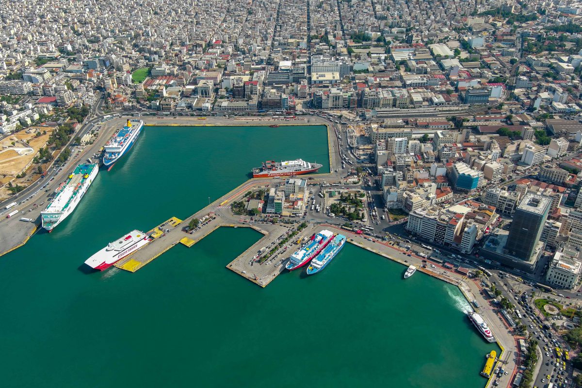 Λιμάνι Πειραιά: Ανασύρθηκε αυτοκίνητο από τον βυθό
