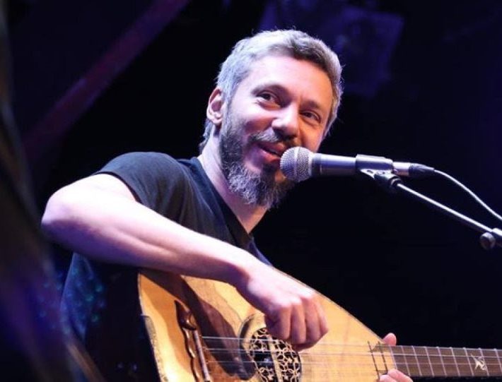 Ο Αλκίνοος Ιωαννίδης «Εκτός τόπου και χρόνου» στο Faliro Summer Theater