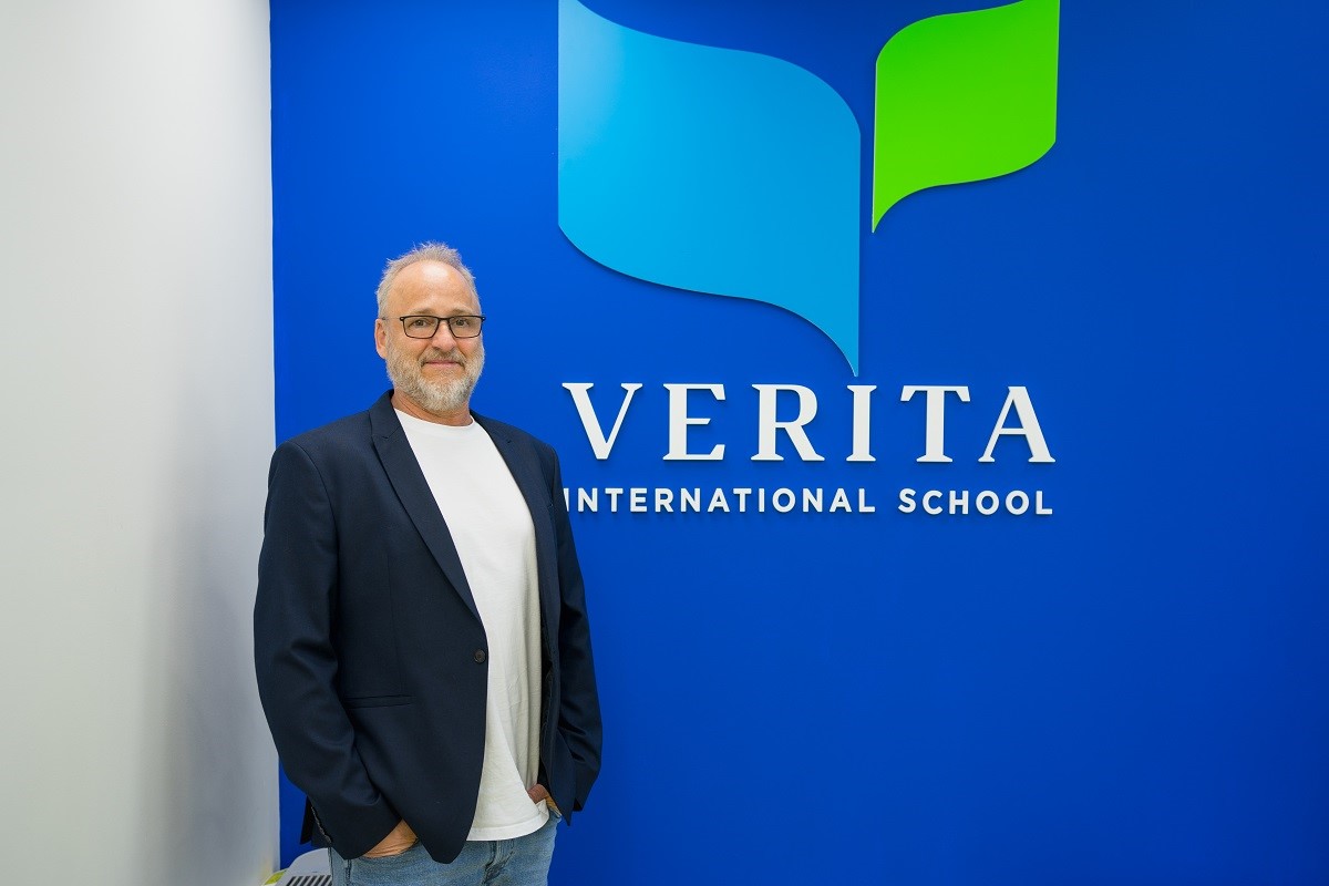 Verita International School: Το σχολείο που συνδυάζει το βρετανικό πρόγραμμα σπουδών με σύγχρονα συστήματα μάθησης στα νότια προάστια