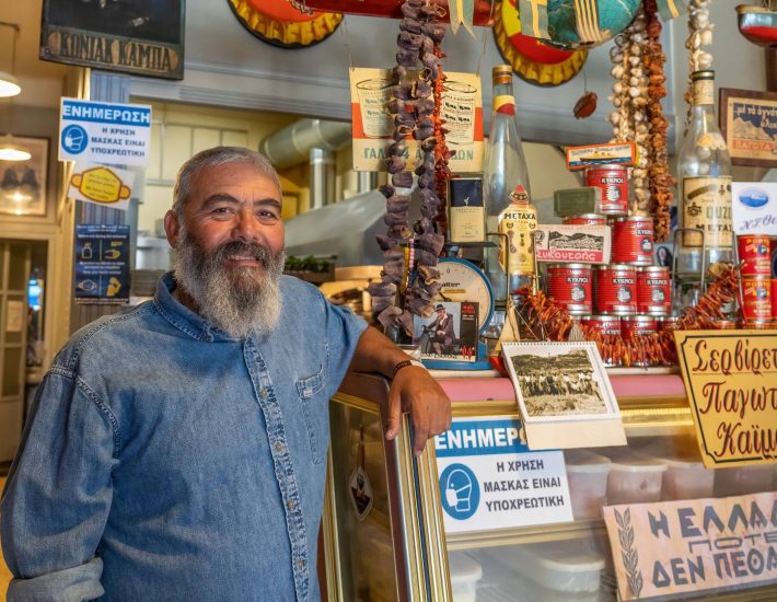 Ένα μεσημέρι για μεζέ, ούζο και κουβέντα στο Υπερωκεάνειον στον Πειραιά